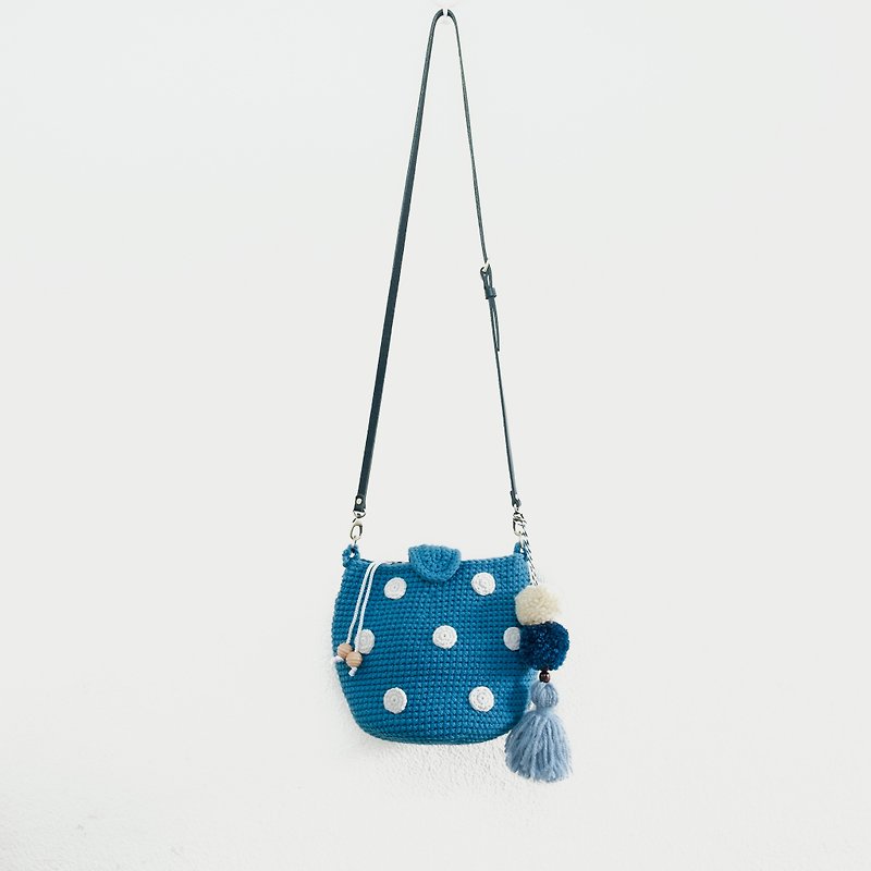 ポンポン付きネイビーとホワイトの水玉模様のバッグ|かぎ針編みのエブリデイバッグ - ショルダーバッグ - コットン・麻 ブルー