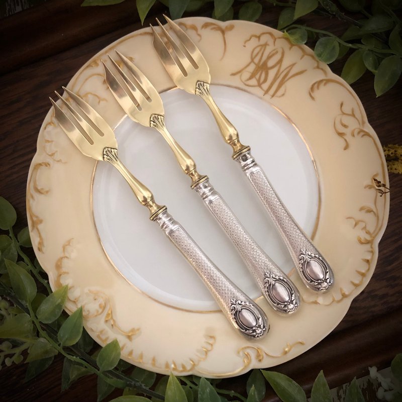 フランスアールヌーボー時代のギョーシェ彫りスターリングシルバーイエローケーキフォーク - カトラリー - スターリングシルバー ピンク