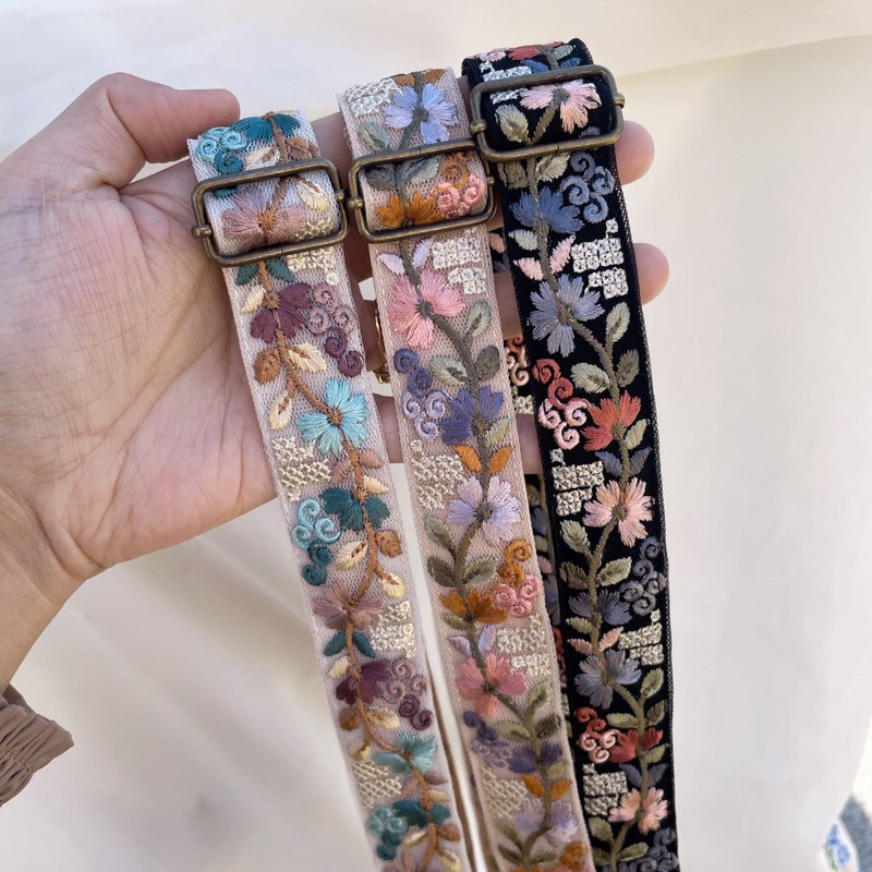 刺繡手機背帶 可調節背帶 好煩小姐 - 手機配件 - 其他人造纖維 多色