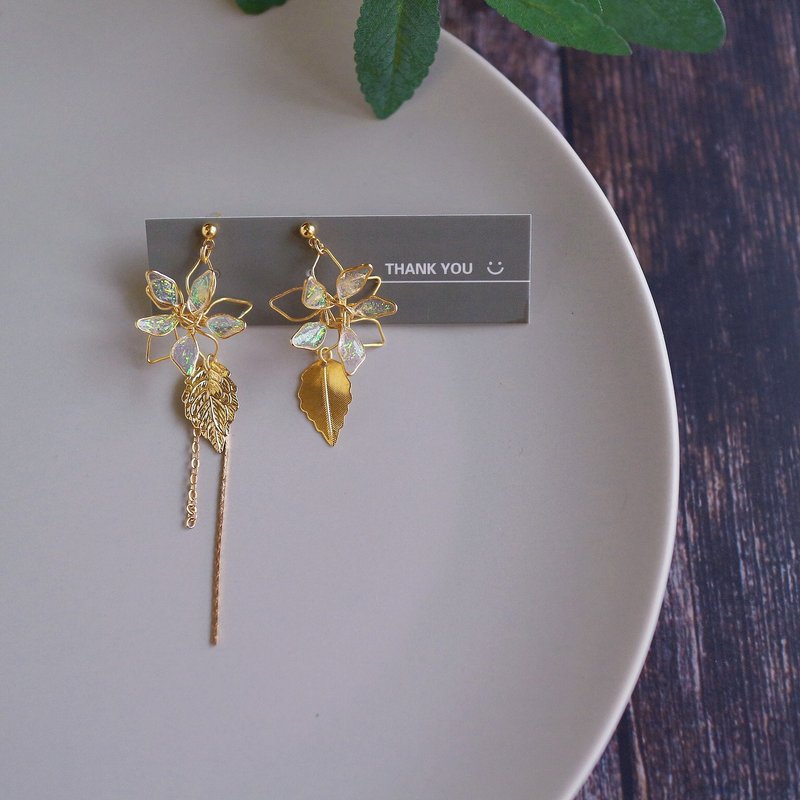 Christmas gift | Platinum crystal flower and leaf dangle earrings c13 translucent sparkling flower earrings x - ต่างหู - เรซิน ขาว