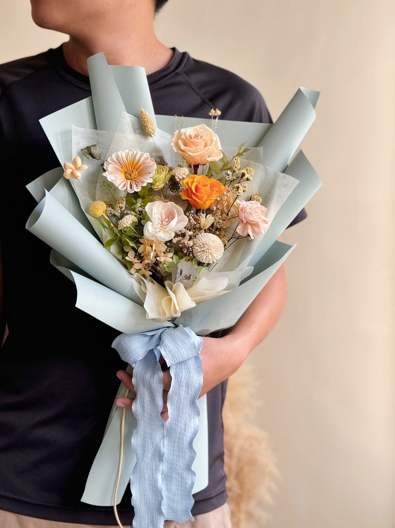 Orange Soda Blue and Orange Everlasting Rose Bouquet - ช่อดอกไม้แห้ง - พืช/ดอกไม้ หลากหลายสี