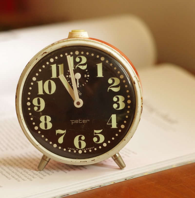 Antique Vintage German-made white and orange painted two-color alarm clock clockwork clock style - ของวางตกแต่ง - โลหะ สีทอง