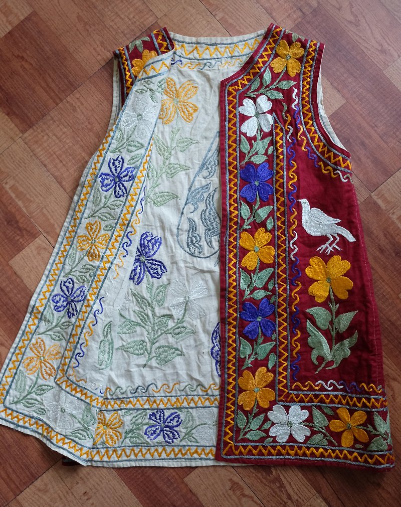 Rare vintage Afghan vest 1960s Afghan hand-embroidered vest - เสื้อกั๊กผู้หญิง - ผ้าฝ้าย/ผ้าลินิน 