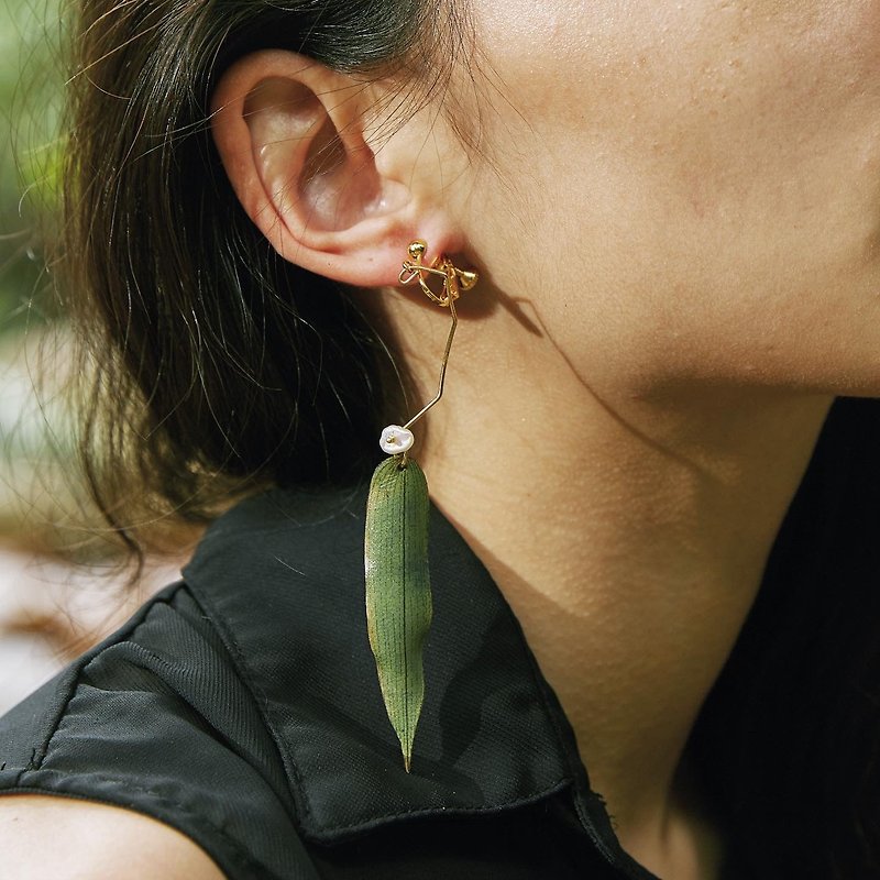 Leather bamboo leaf earrings - Earrings & Clip-ons - Genuine Leather Green