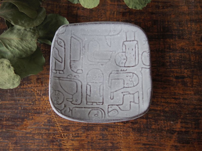 White square tiny plate with relief birds - จานและถาด - ดินเผา ขาว