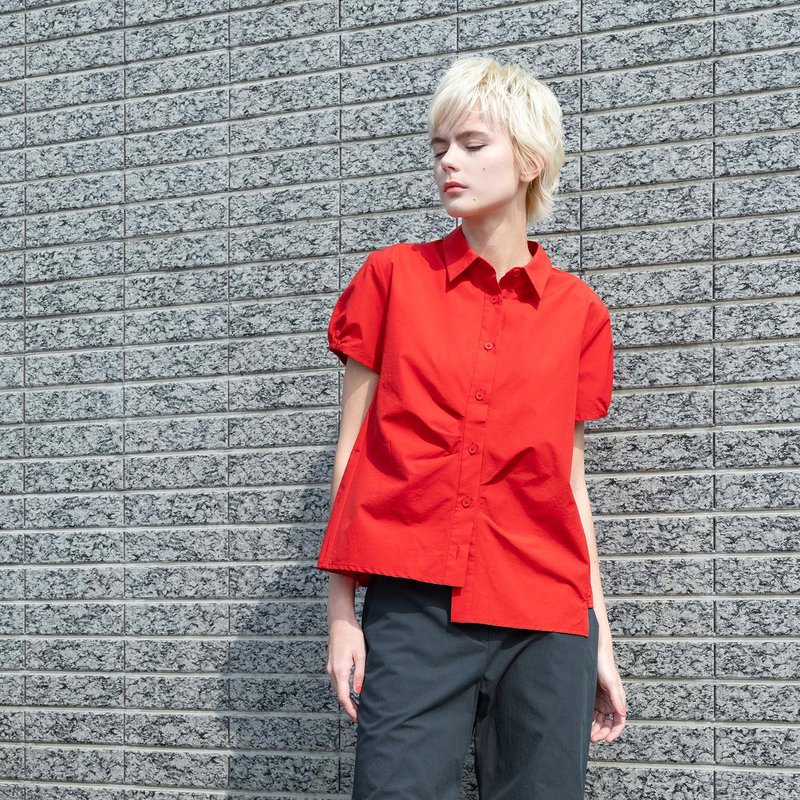 Lightly gathered asymmetrical shirt - เสื้อเชิ้ตผู้หญิง - ผ้าฝ้าย/ผ้าลินิน สีแดง