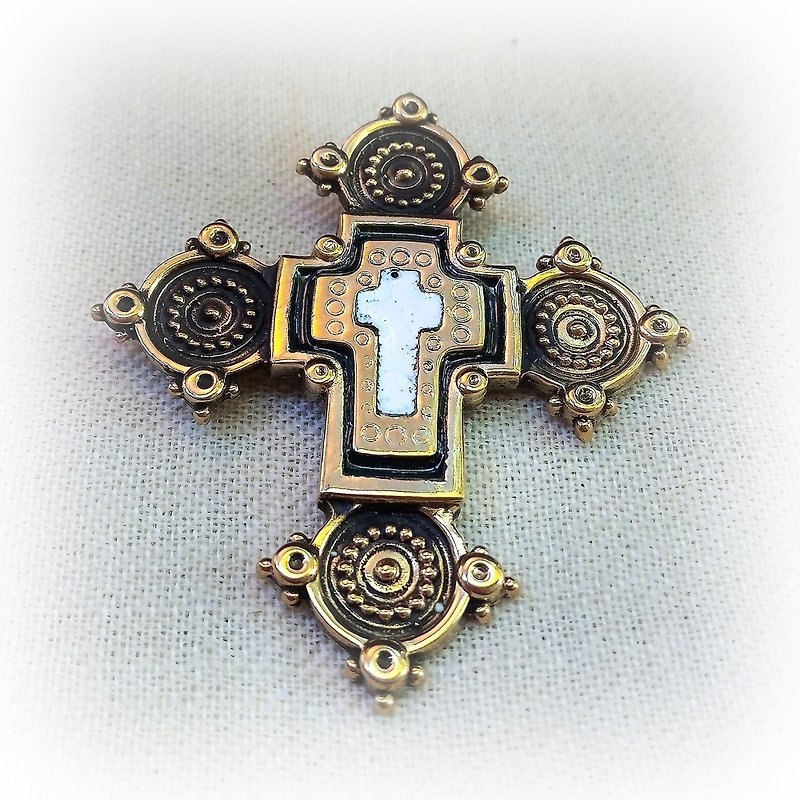 Handmade brass cross pendant with white enamel,Vintage enamel Brass Cross charm - 吊飾 - 銅/黃銅 金色