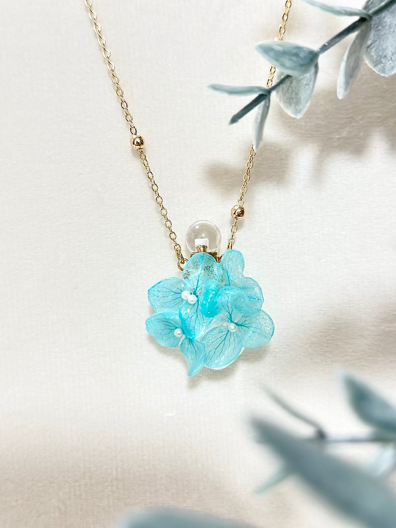 Real flower hydrangea perfume essential oil bottle Necklace 18KGP chain - Necklaces - Plants & Flowers Blue