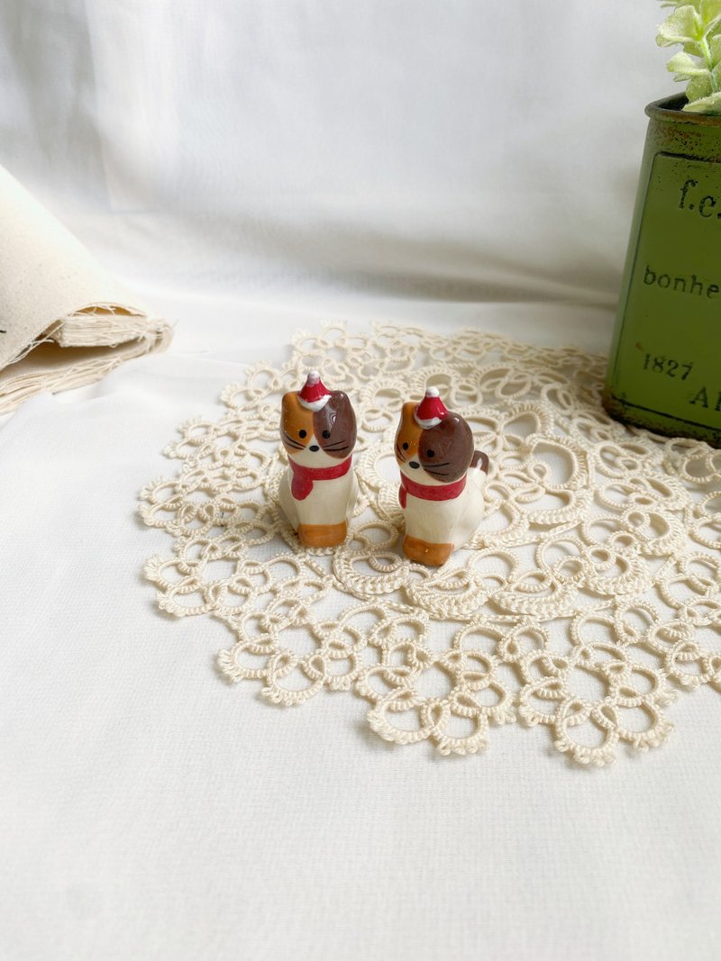 【好日戀物】聖誕三花貓咪筷架一組2個聖誕禮物擺件筆架 - 擺飾/家飾品 - 瓷 多色