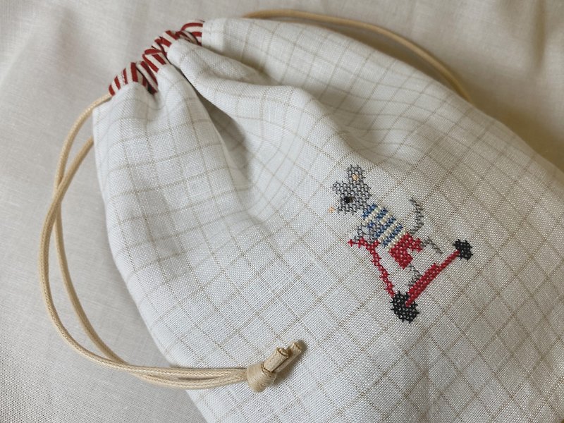 Hand-embroidered mouse cotton and Linen drawstring pocket - Drawstring Bags - Cotton & Hemp Multicolor