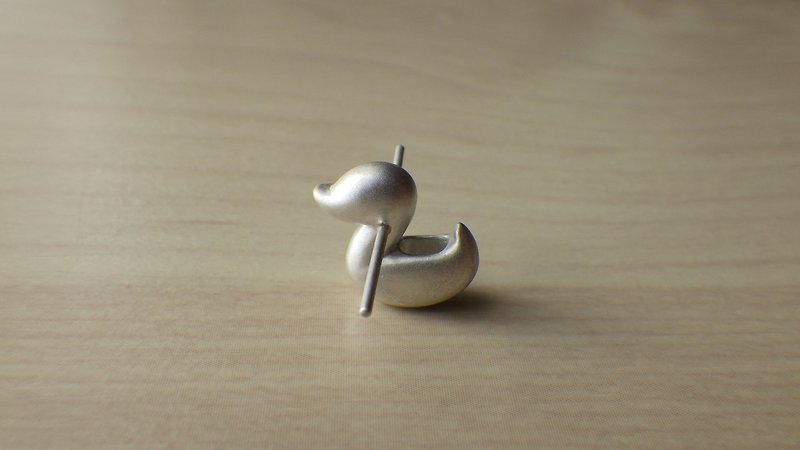 Duck Potty Earrings - 耳環/耳夾 - 其他金屬 銀色