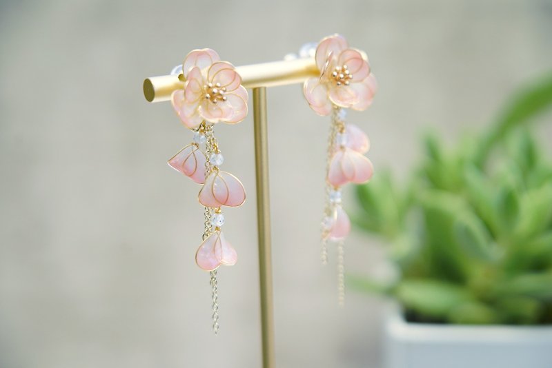 Alstroemeria • Pink - Handmade resin earrings jewelry gift - ต่างหู - เรซิน สึชมพู