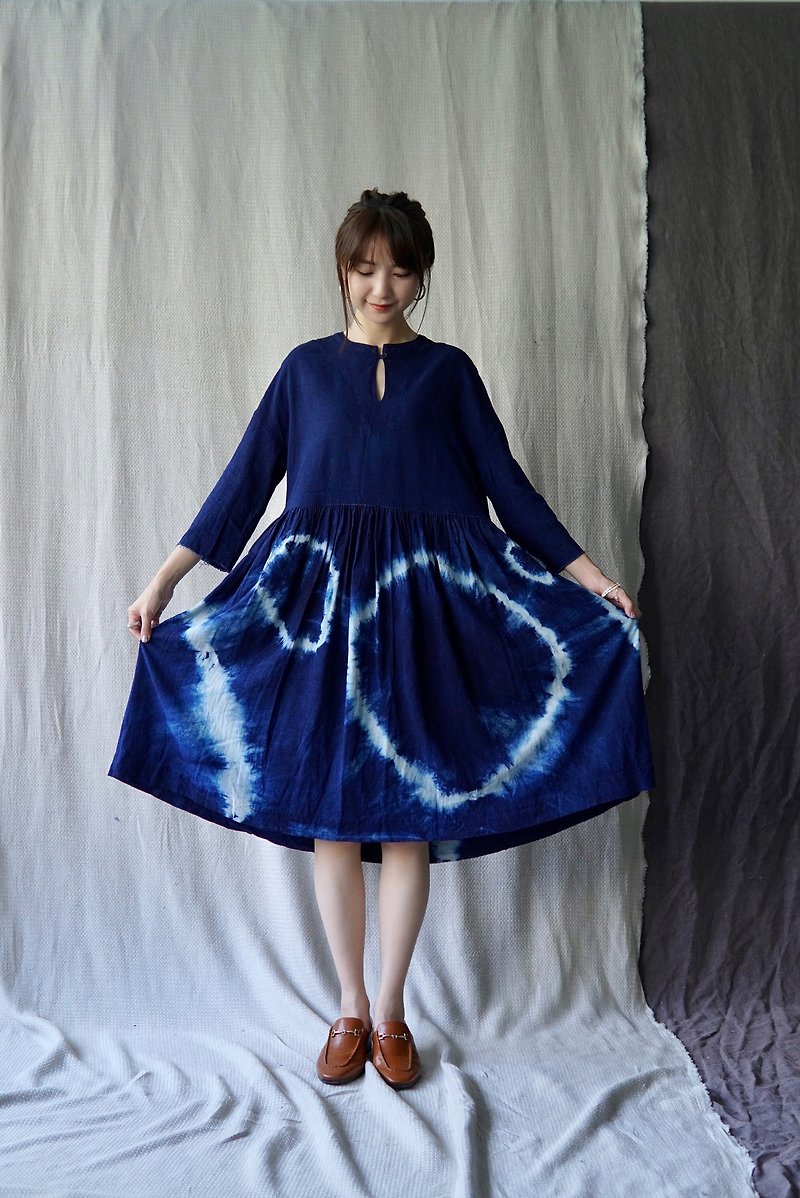 紮染圈圈洋裝 手工植物藍染 超可愛的原創藍染連衣裙 - 連身裙 - 棉．麻 藍色