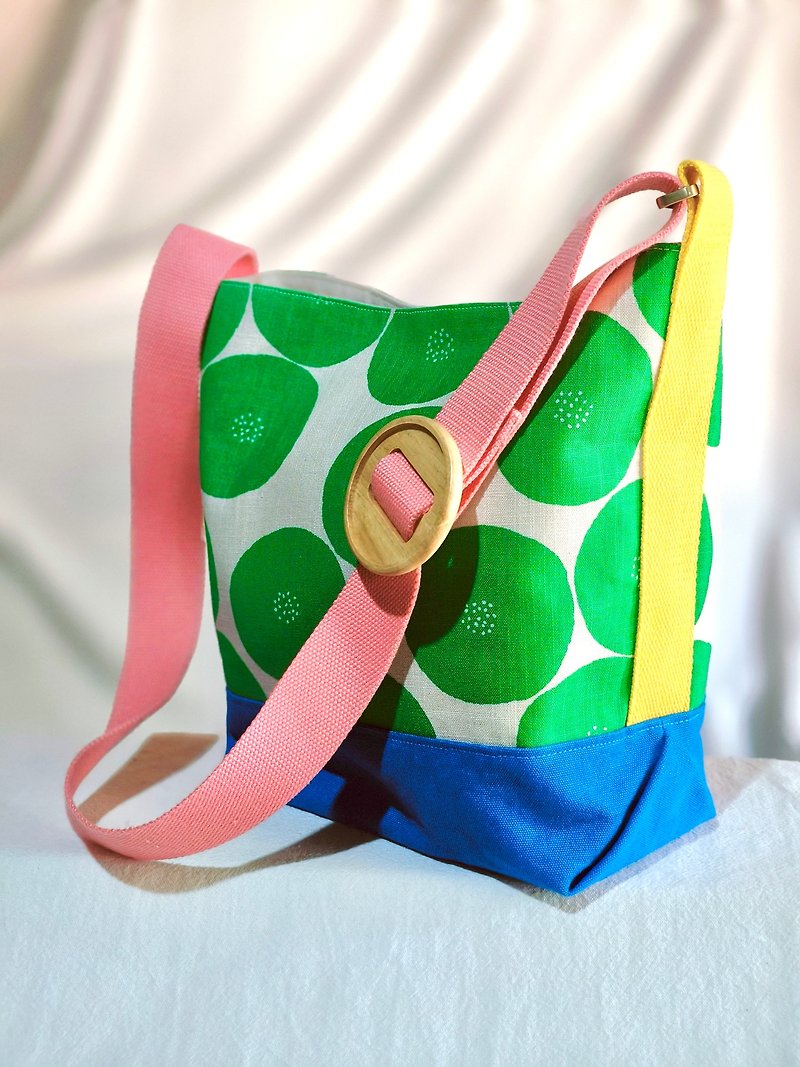 กระเป๋าสะพายลายจุดสีเขียว ผ้าฝ้ายญี่ปุ่น ตัดต่อผ้าแคนวาสที่ก้นกระเป๋า ปรับสายได้ - กระเป๋าถือ - ผ้าฝ้าย/ผ้าลินิน สีเขียว