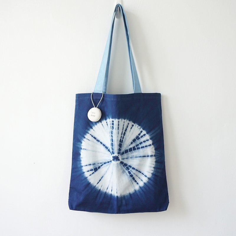 S.A x Cornflower, Indigo dyed Handmade Dots Pattern Tote Bag - กระเป๋าแมสเซนเจอร์ - ผ้าฝ้าย/ผ้าลินิน สีน้ำเงิน
