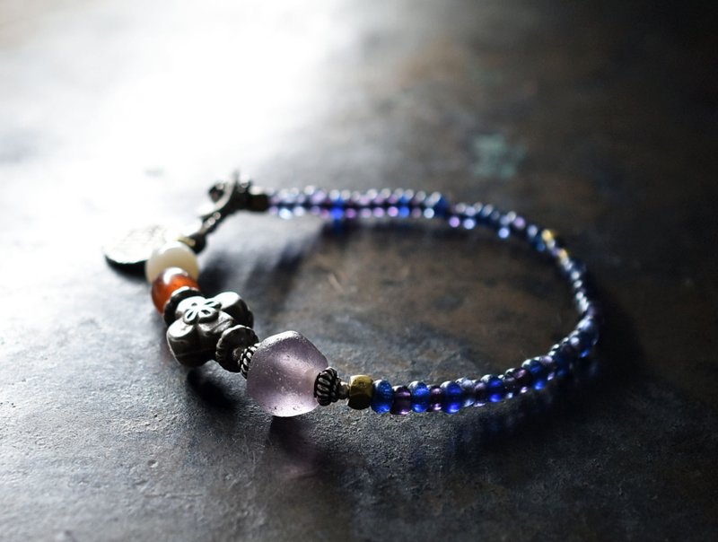 Bracelet of Dogon violet beads, Mizoram carnelian, ancient agate, old Himachal Silver, blue and purple beads, and old Indian Silver charms - สร้อยข้อมือ - แก้ว สีม่วง