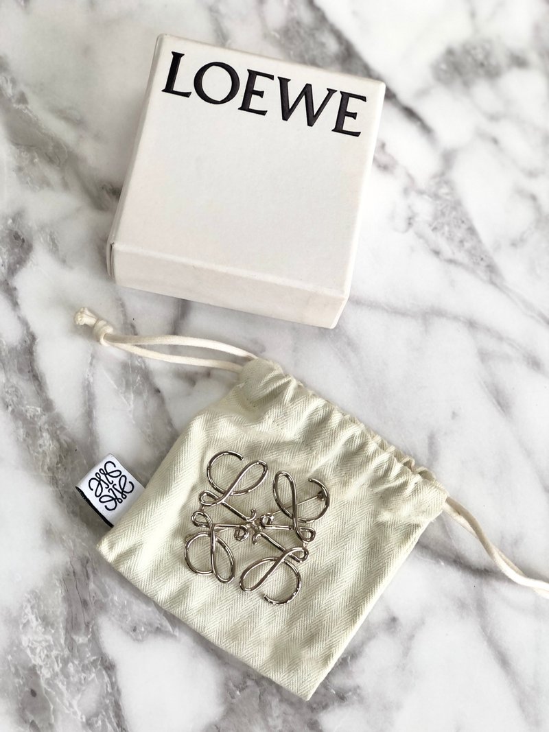 【 日本直送　名牌中古包 】LOEWE　ロエベ　アナグラム　ブローチ　シルバー　vintage　ヴィンテージ　accessory　アクセサリー　cfv3fc - 心口針/胸針 - 其他材質 銀色