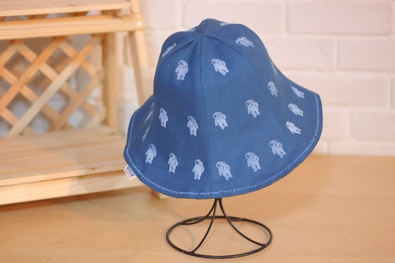 【小小人系列-登陸月球太空人】雙面花苞漁夫帽 - 帽子 - 棉．麻 藍色