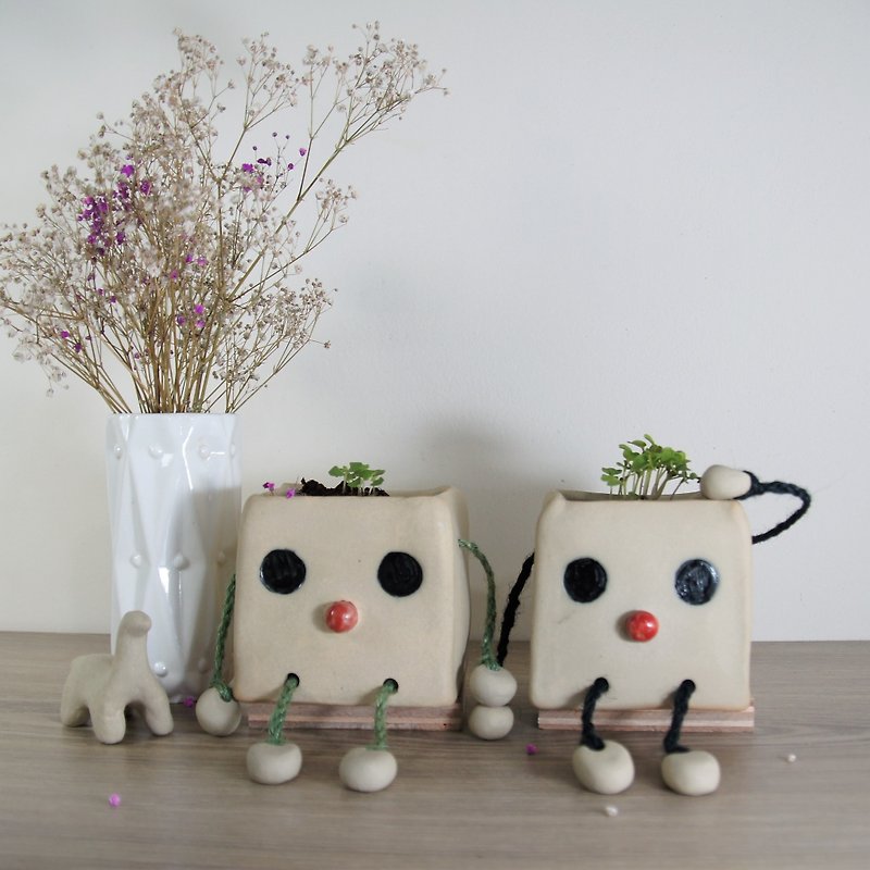 Two small guessless plants, potted plants, flowers, pots, holes, holes - about 9.5 cm in length - ตกแต่งต้นไม้ - ดินเผา ขาว