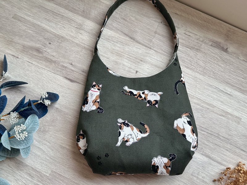 三花貓的慵懶午後 月弧肩背包 貓咪花布 日系手作包 - 側背包/斜背包 - 棉．麻 多色