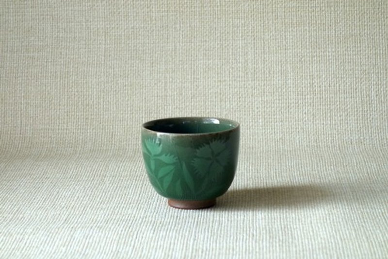 Hot water cup celadon inlay dianthus - ถ้วย - ดินเผา สีเขียว