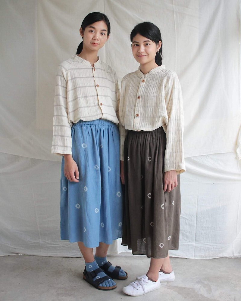 Double stripe shirt with wooden button / slope shoulder 100% soft cotton - Women's Shirts - Cotton & Hemp White
