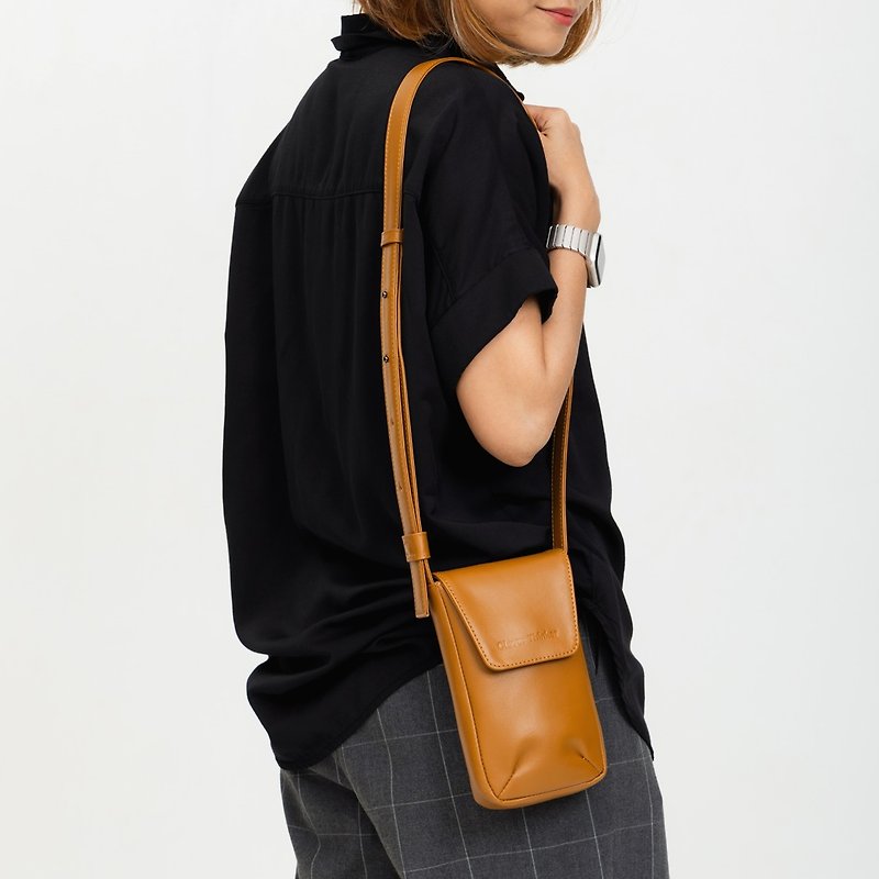 กระเป๋าสะพายใส่มือถือ รุ่น Shadow สีคาราเมล - กระเป๋าแมสเซนเจอร์ - หนังแท้ สีนำ้ตาล