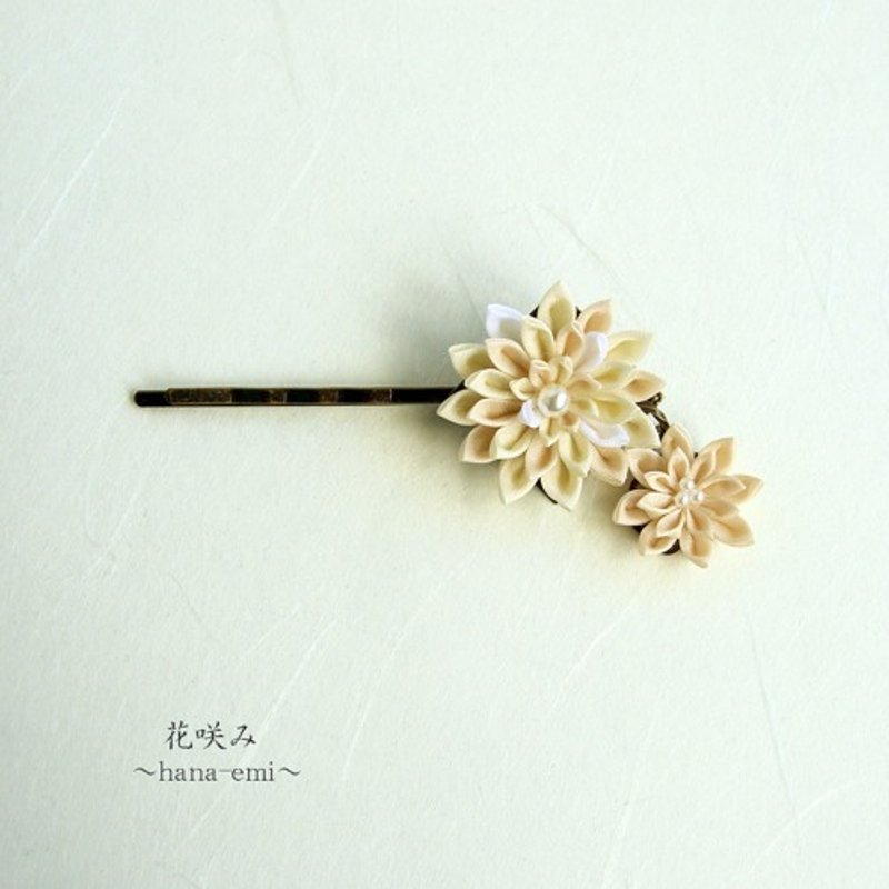 ふたつのお花のヘアピン　つまみ細工　クリーム - 髮夾/髮圈 - 棉．麻 卡其色