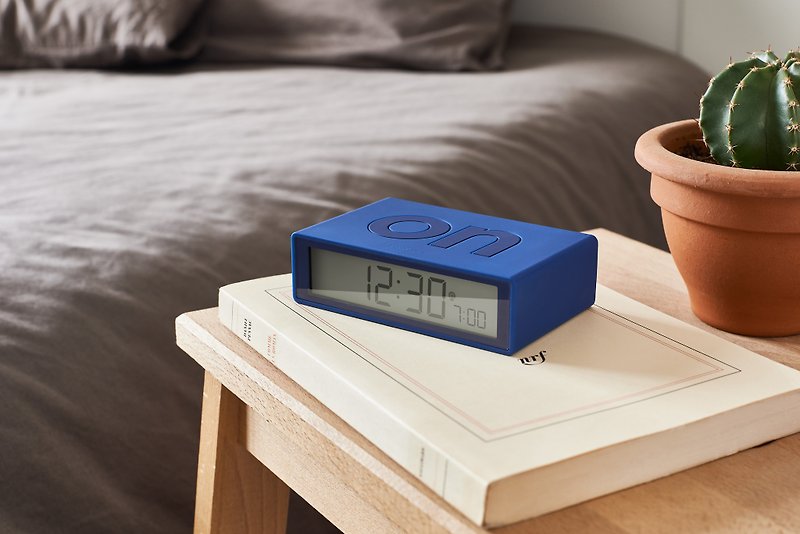 LEXON FLIP + Radio-controlled reversible LCD alarm clock