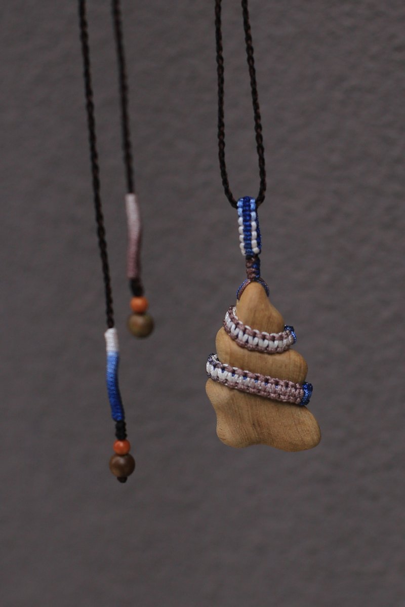 Yiranzhi Original | Small-leafed nanmu pendant ornaments | Hand- kumihimo, one picture, one object - สร้อยคอ - ไม้ 