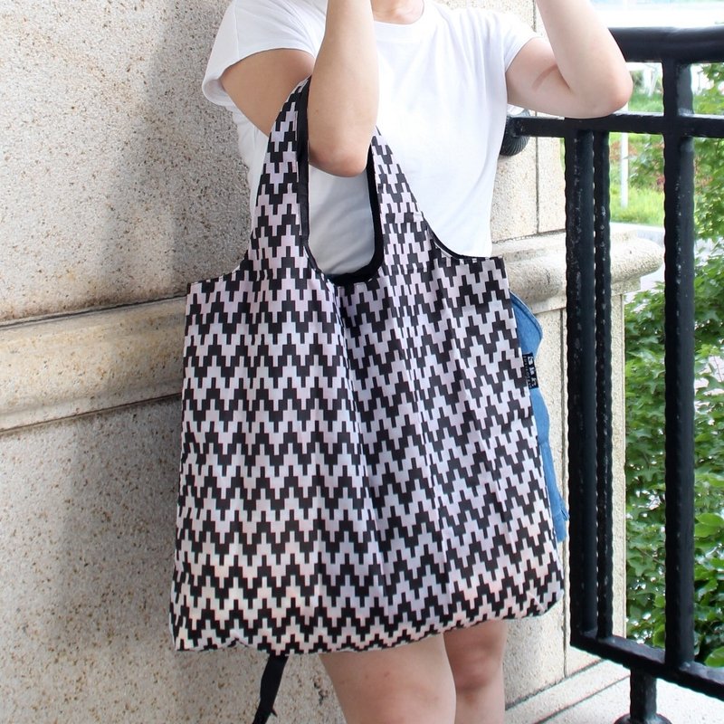 ENVIROSAX Australian Reusable Shopping Bag-NG black and white geometry - กระเป๋าแมสเซนเจอร์ - เส้นใยสังเคราะห์ หลากหลายสี