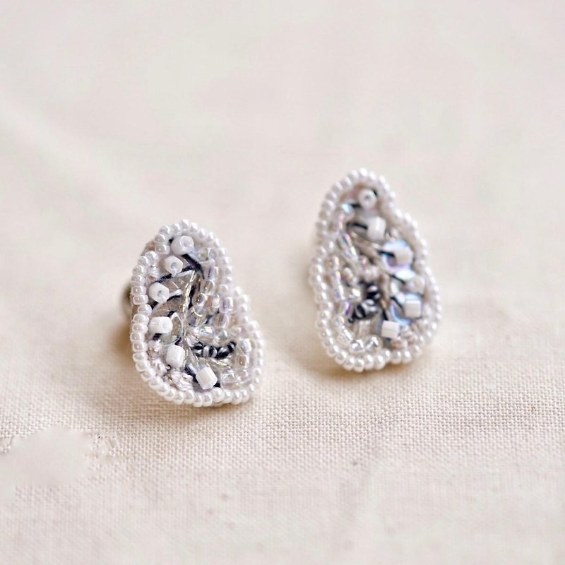 Cloud-shaped earrings e - ต่างหู - ผ้าฝ้าย/ผ้าลินิน ขาว