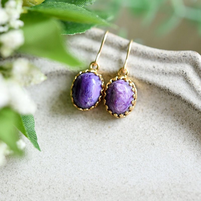 Bezel earrings or oval Clip-On made from the enchanting beauty of the Stone Charoite - ต่างหู - เครื่องเพชรพลอย สีม่วง