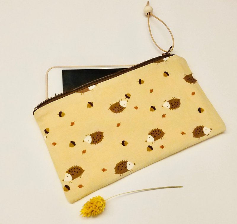 Hedgehog and pine cones. Mobile phone bag. Multi-purpose storage bag - กระเป๋าเครื่องสำอาง - ผ้าฝ้าย/ผ้าลินิน สีกากี