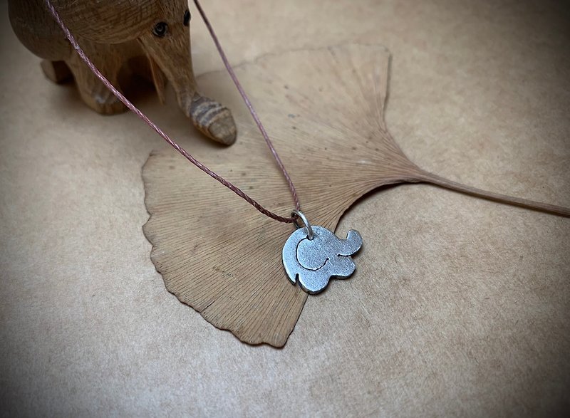 Sterling Silver Baby Elephant Necklace - พวงกุญแจ - เงินแท้ สีเงิน
