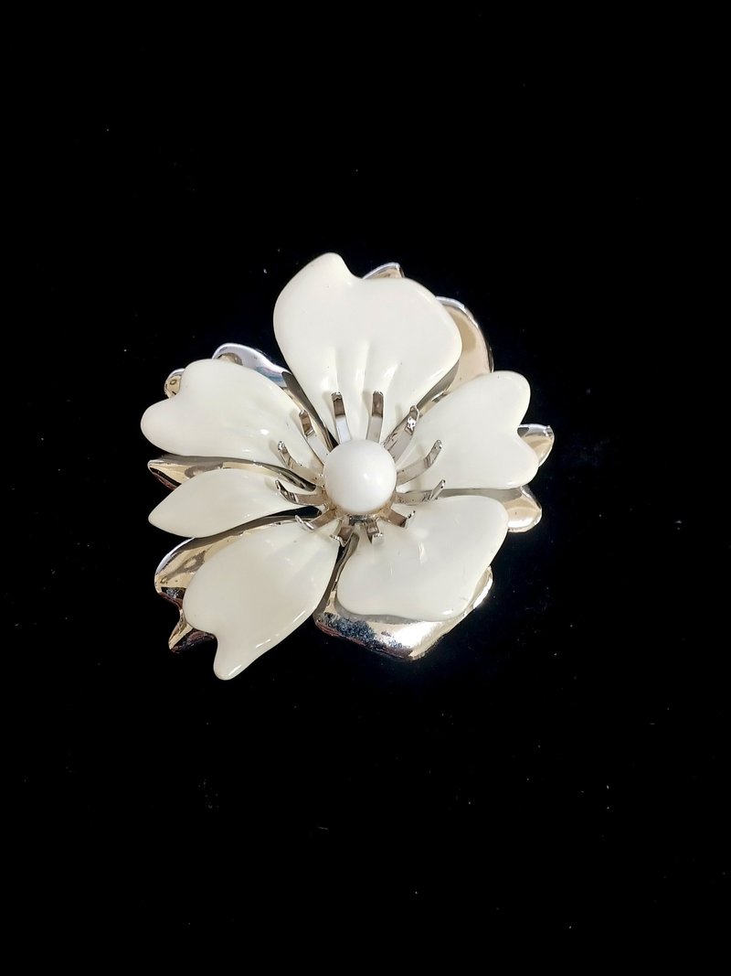 vintage jewelry Sarah cov 夏日魔法系列 白色琺瑯花 別針 胸針 - 胸針 - 其他金屬 