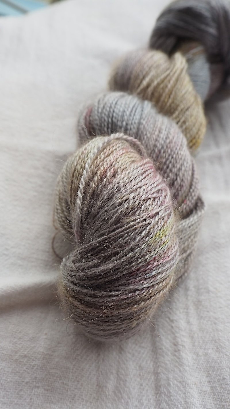 Hand dyed lace thread. Marshmallow (young alpaca / silk / cashmere) - เย็บปัก/ถักทอ/ใยขนแกะ - ขนแกะ 