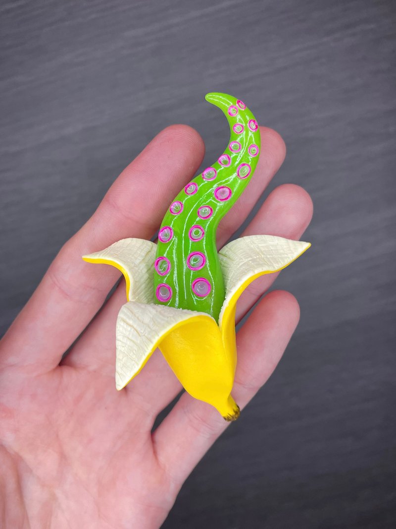 Brooch. Green banana tentacle. - 胸針 - 黏土 