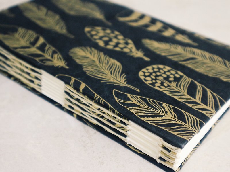 Miss crocodile (golden feathers) French line manual book - สมุดบันทึก/สมุดปฏิทิน - กระดาษ สีดำ