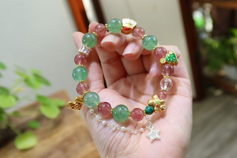 Christmas color matching red and green strawberry crystal natural strawberry crystal with Christmas tree Santa Claus Christmas gift gift - สร้อยข้อมือ - คริสตัล 