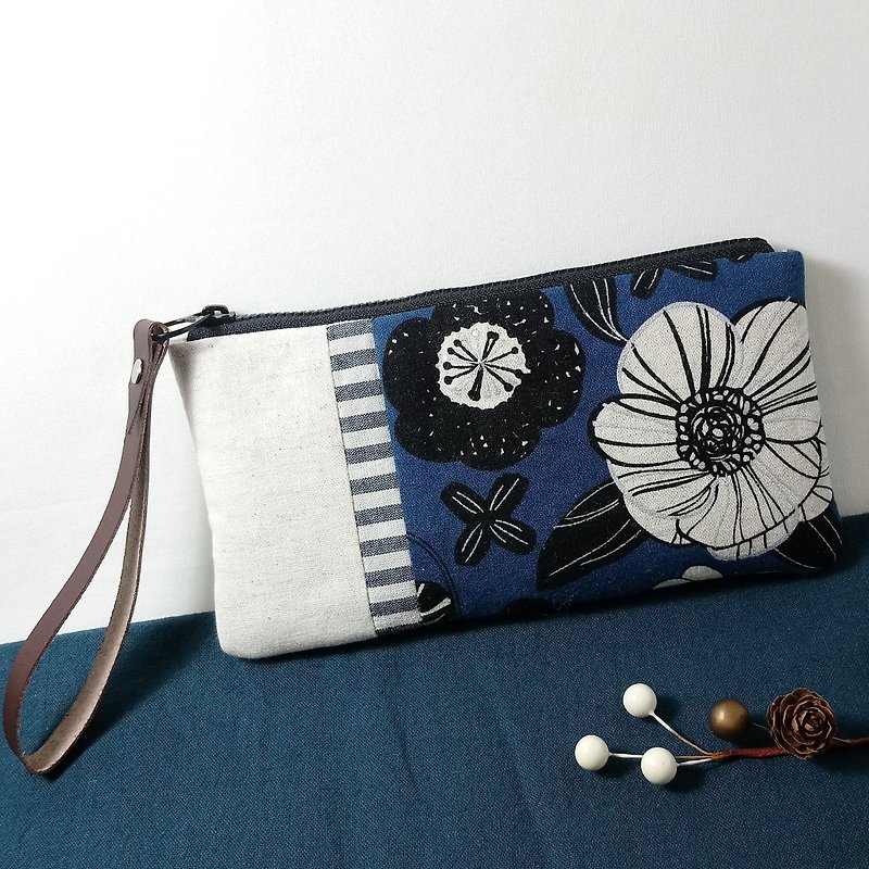 [FM / mobile phone bag / passport cover (with neck rope)] LovelyLecre. Indigo flower sea - เคส/ซองมือถือ - ผ้าฝ้าย/ผ้าลินิน สีน้ำเงิน