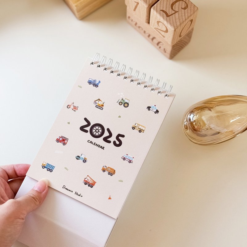 [Pre-order] 2025 hand-painted car and desk calendar (including desk calendar, drawstring pocket, and stickers) - ปฏิทิน - กระดาษ 