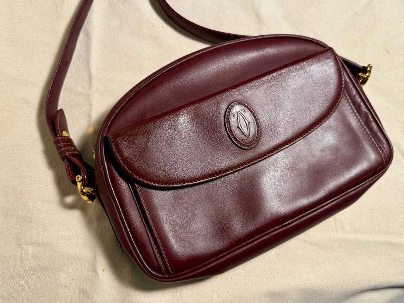 Antique Cartier cross-body bag, shoulder bag, classic burgundy oval bag - กระเป๋าแมสเซนเจอร์ - หนังแท้ สีแดง