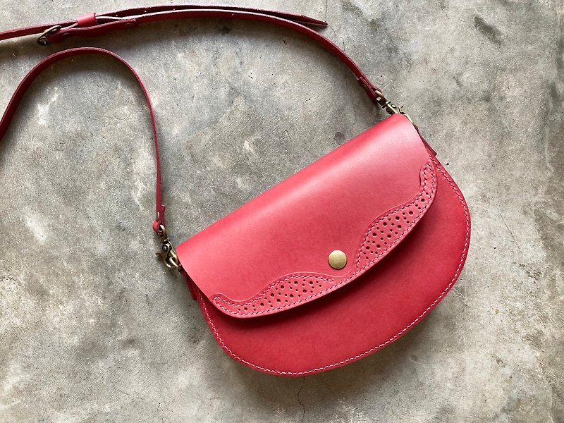 Cross-flower leather-trimmed cross-body bag, well stitched leather material bag, side backpack, cross-body bag, side back vegetable tanning DIY - กระเป๋าแมสเซนเจอร์ - หนังแท้ สีแดง