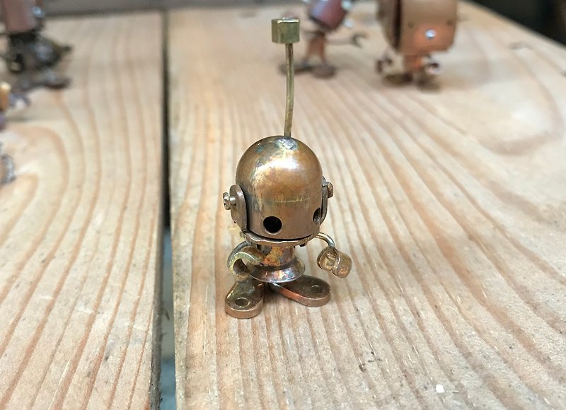 ロボットの親指は小さいです。小さな丸い頭 - 人形・フィギュア - 銅・真鍮 ゴールド