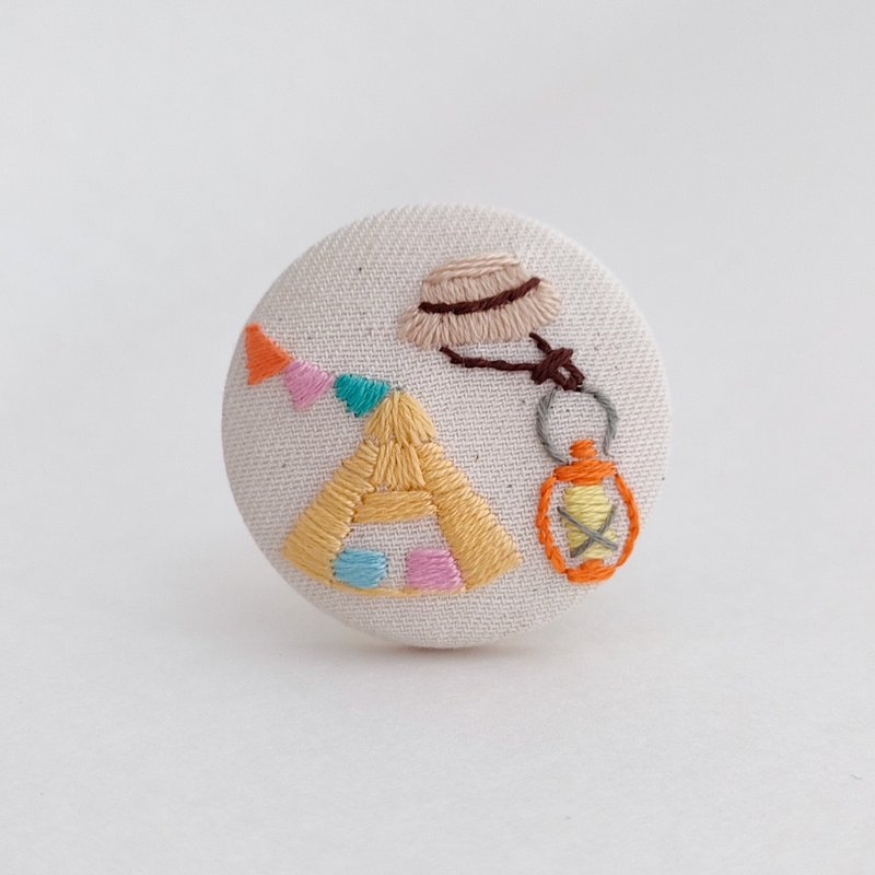 キャンプ道具の刺繍ブローチ - 胸針 - 棉．麻 黃色