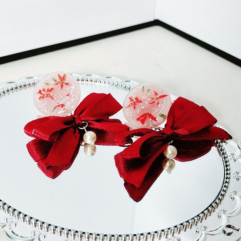 Botanica Magica | 乾花鈕扣配雙蝴蝶結耳環 - 耳環/耳夾 - 植物．花 紅色