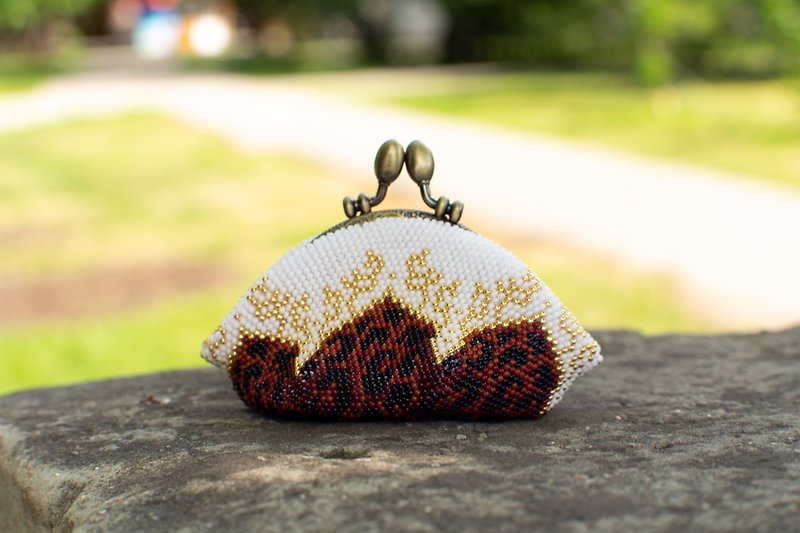 Leopard print beaded coin purse with kiss lock. White beads wallet. Gift fir her - Coin Purses - Other Materials White