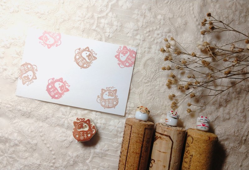 | 展示作品 |【貓之日限定商品】軟木塞小貓福神B款 手刻印章 - 印章/印台 - 橡膠 