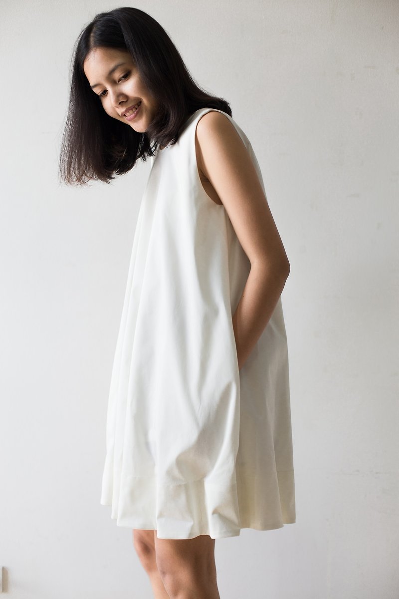 Mani Mina White Tent Pleat Dress - ชุดเดรส - ผ้าฝ้าย/ผ้าลินิน ขาว